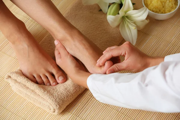 Masajista haciendo pies masaje en salón de spa —  Fotos de Stock