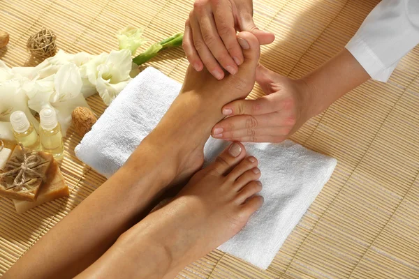 Massagista fazendo massagem nos pés no salão de spa — Fotografia de Stock