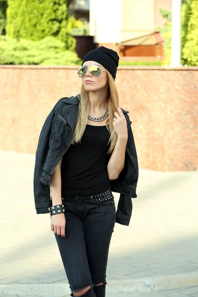 Beautiful young girl posing on city street — Stock Photo, Image