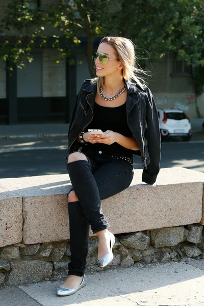 Hermosa joven posando en la calle de la ciudad —  Fotos de Stock