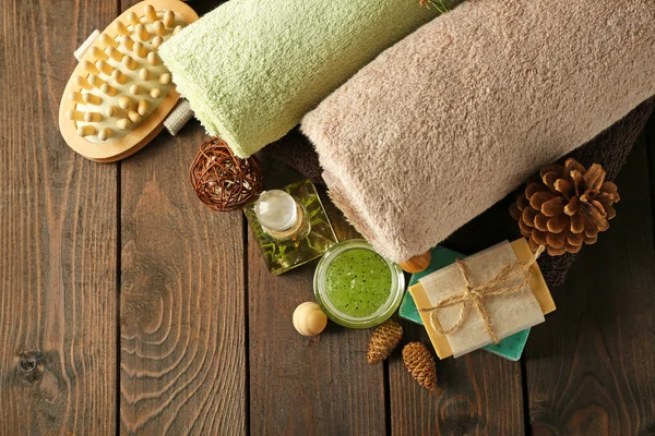 Tratamientos de spa con extracto de pino sobre fondo de madera — Foto de Stock