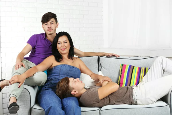 Retrato de família feliz no sofá — Fotografia de Stock