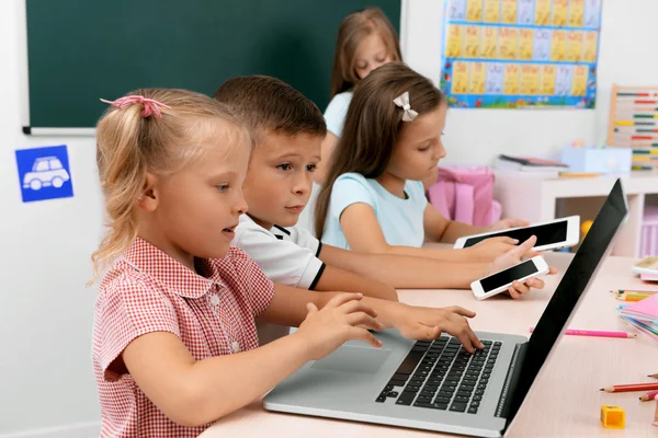 Groep kinderen op laptop — Stockfoto