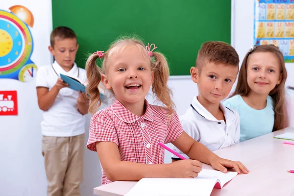 Grupo de crianças em sala de aula — Fotografia de Stock