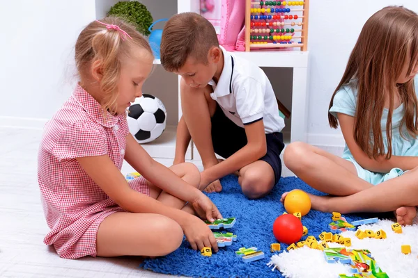 Grupo de crianças brincando — Fotografia de Stock