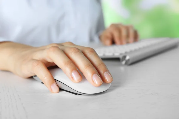 女性与电脑鼠标的手 — 图库照片
