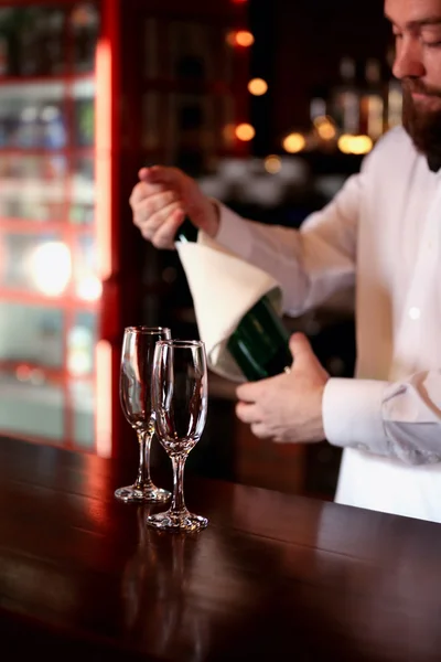 英俊的酒吧侍者与香槟酒瓶的肖像 — 图库照片