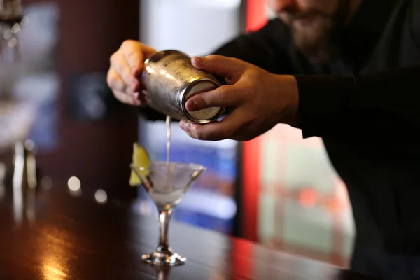 Barista che fa cocktail — Foto Stock