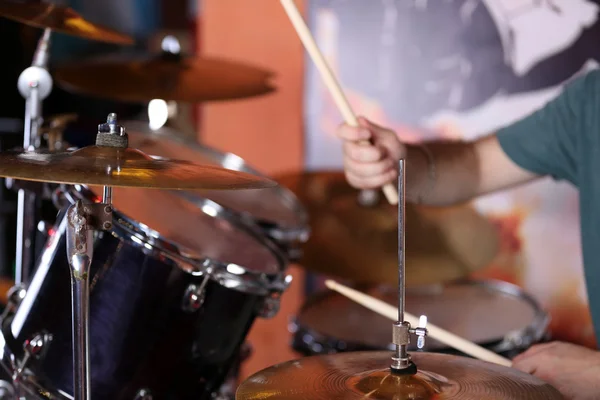 Hand van drummer met stokken en drums — Stockfoto