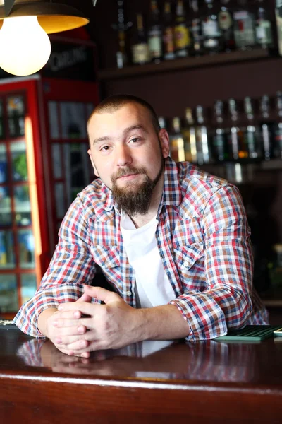 Porträt eines gutaussehenden Barkeepers an der Bar — Stockfoto