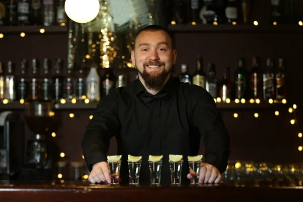 Barkeeper mit Tequila-Brille — Stockfoto