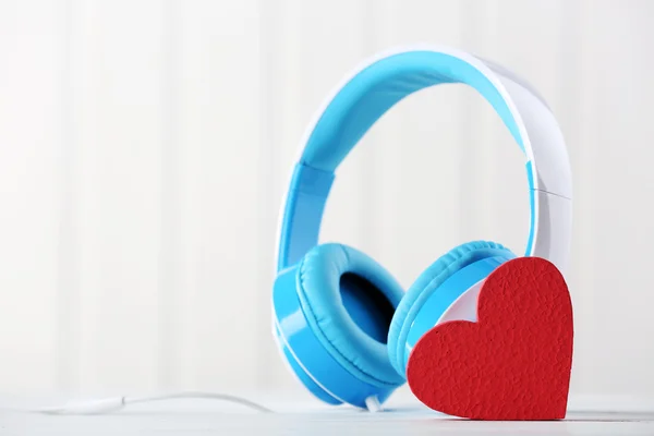 Blå hörlurar med hjärta — Stockfoto
