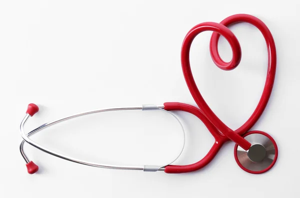 Kształt czerwone serce stetoskop na białym tle — Zdjęcie stockowe