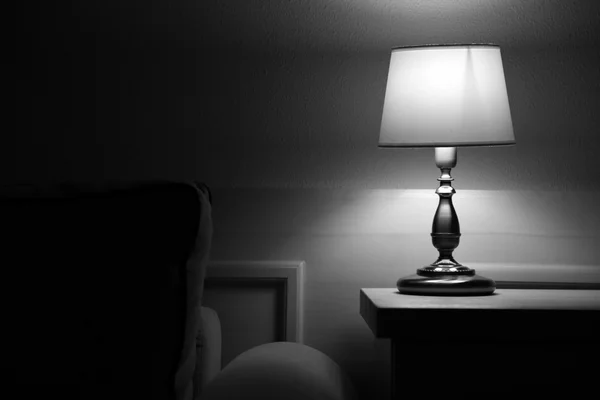Antigua lámpara de mesa de moda en la mesita de noche en el fondo de la pared —  Fotos de Stock