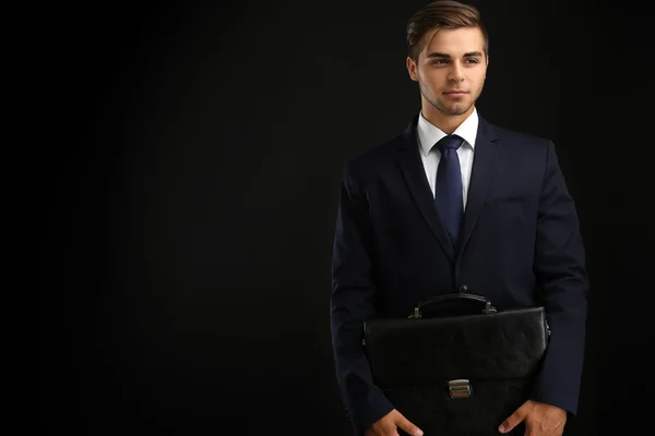 Elegante hombre de traje con maletín —  Fotos de Stock