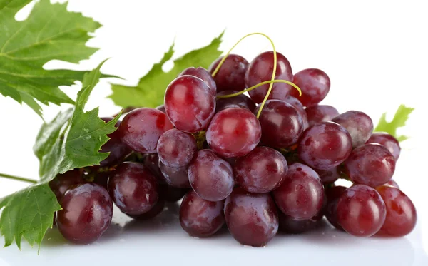 Куча красного винограда с листом, изолированным на белом — стоковое фото