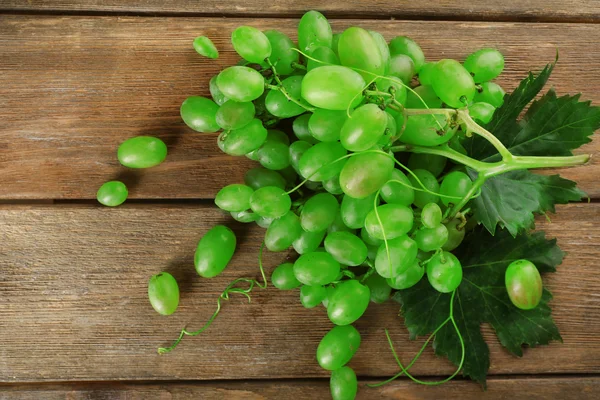 Bunch of white grape on wooden  background — Stock Photo, Image