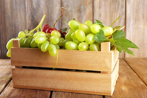 Uva blanca y roja en caja de madera — Foto de Stock