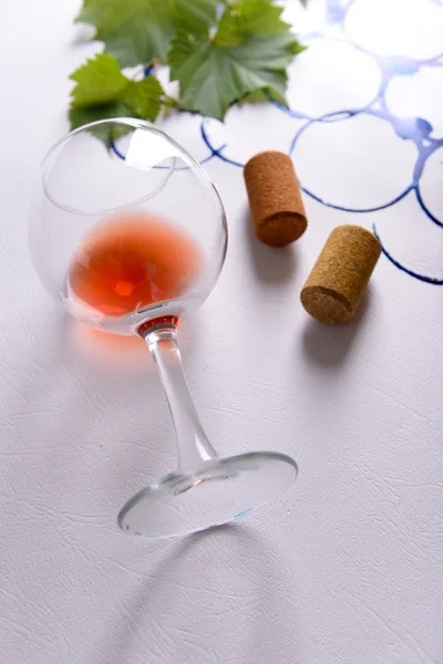 Bardak şarap ve üzüm Şubesi lekeleri beyaz kağıt arka plan cam ile boyalı — Stok fotoğraf