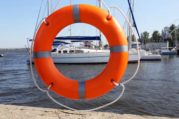 Ett liv boj i havet bakgrunden — Stockfoto