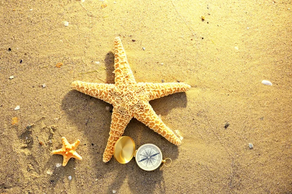 A tengeri csillagok-a homok iránytű — Stock Fotó