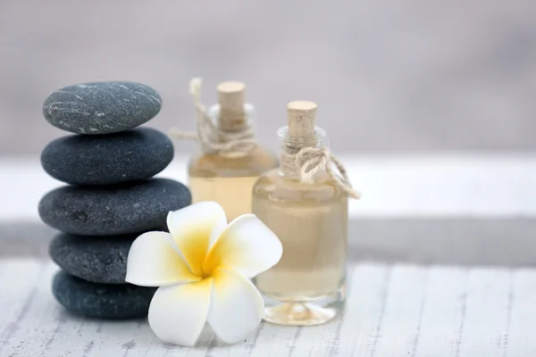 Composición de bolas, guijarros y flores — Foto de Stock