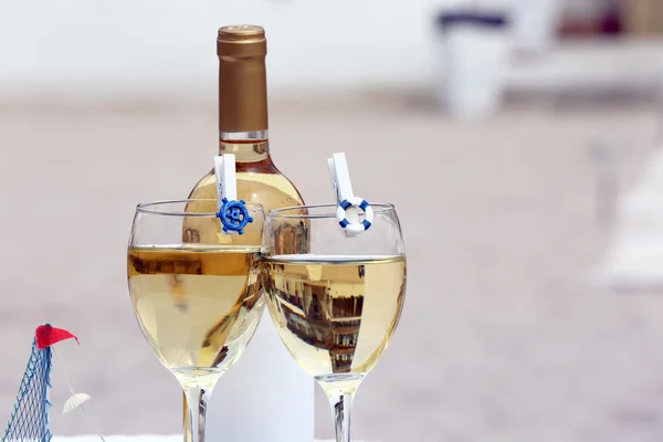 Стол с бутылкой вина и лодкой — стоковое фото