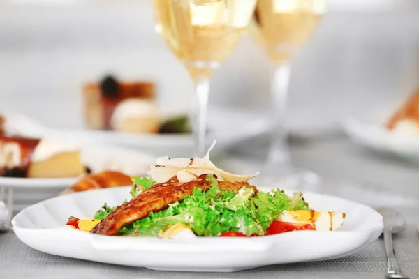 Ensalada sabrosa con vino servido — Foto de Stock