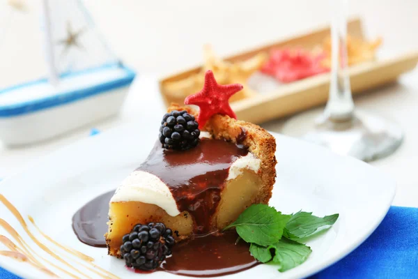 Delicioso pastel bajo glaseado de chocolate con mora —  Fotos de Stock