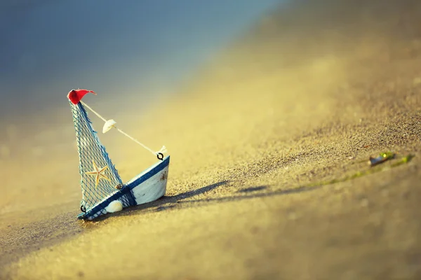 Маленькая лодка на берегу моря — стоковое фото