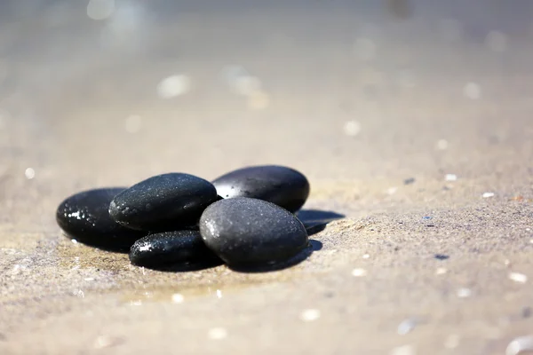 Deniz kıyısı üzerinde yığılmış çakıl taşları — Stok fotoğraf