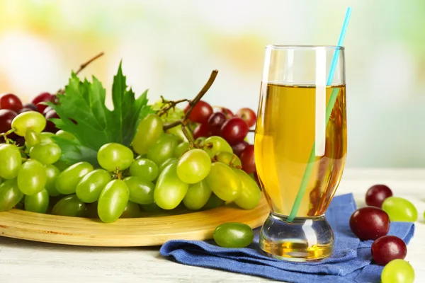 Стекло с виноградным соком — стоковое фото