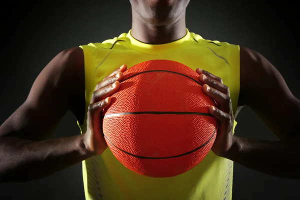 Joueur de basket tenant le ballon — Photo