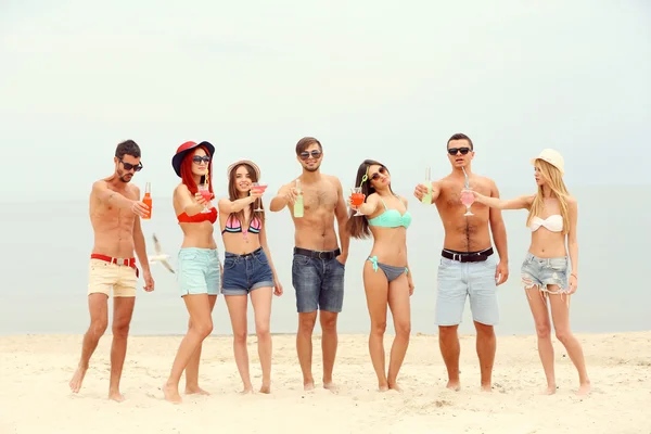 Belles personnes qui s'amusent sur la plage — Photo