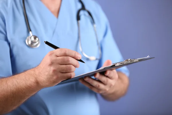 Doctor with clipboard on close up — Stock Photo, Image