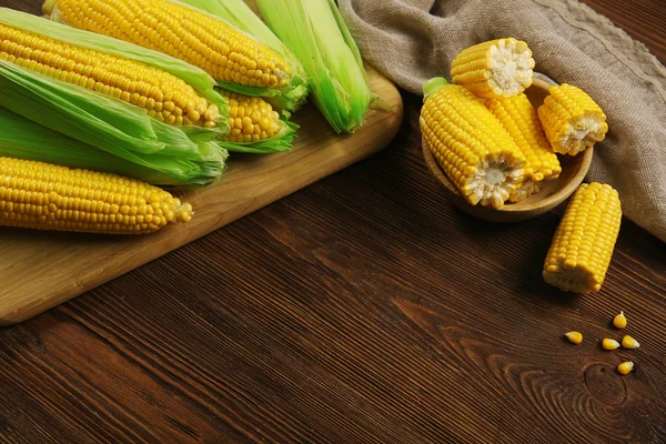 Ripe corn on cutting board — Stock Photo, Image