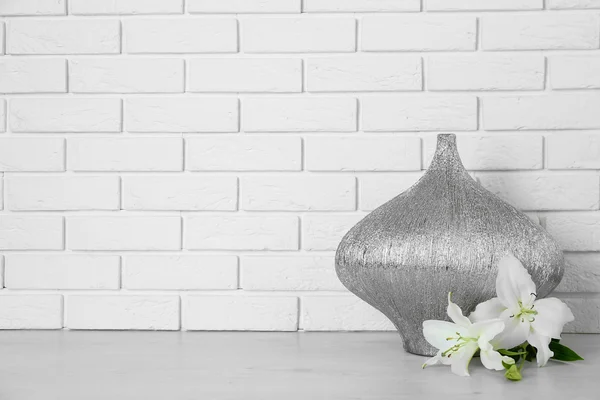 Красива ваза і квіти — стокове фото