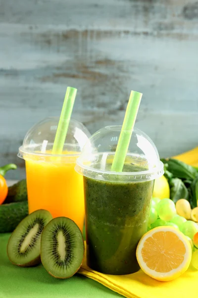 鲜榨果汁混合水果、 健康饮料 — 图库照片