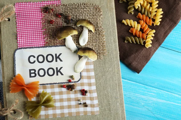 Libro de cocina decorado sobre fondo de madera azul — Foto de Stock