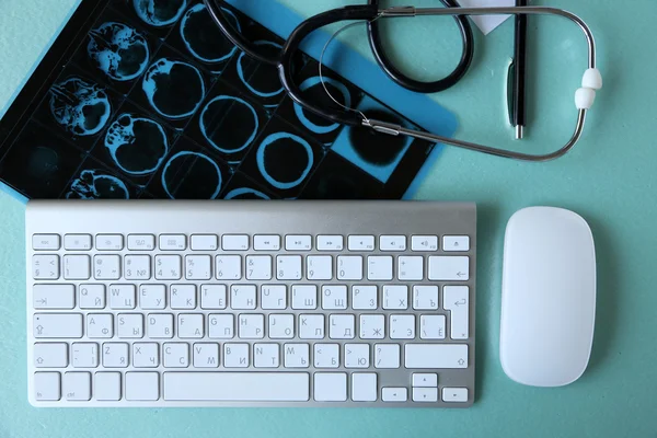 Bodegón médico con teclado sobre mesa azul — Foto de Stock