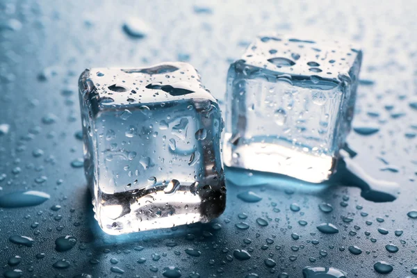 Dos cubos de hielo de fusión claros —  Fotos de Stock