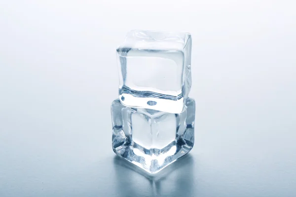 Due chiari cubetti di ghiaccio fondenti — Foto Stock