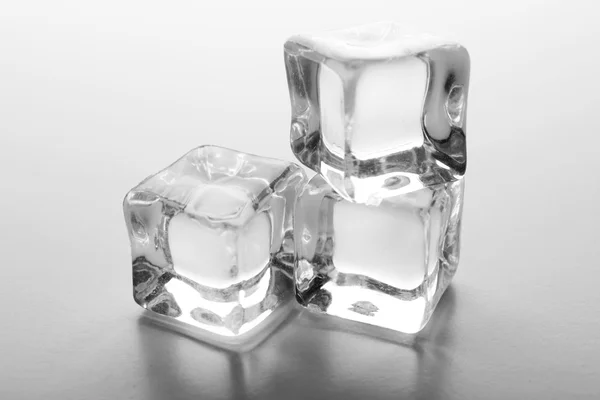 Два прозрачных тающих кубика льда — стоковое фото