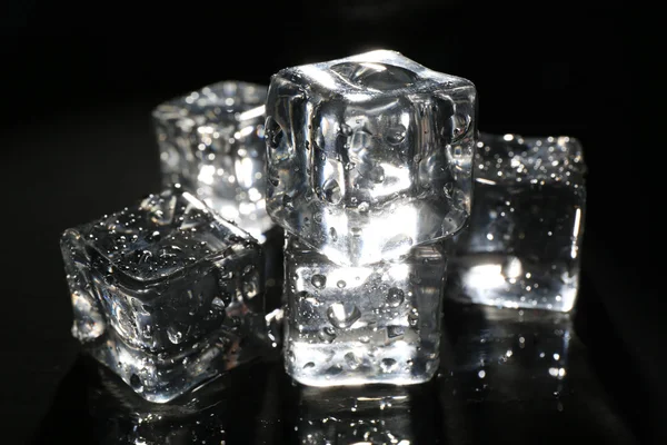 Cubos de gelo brilhantes — Fotografia de Stock