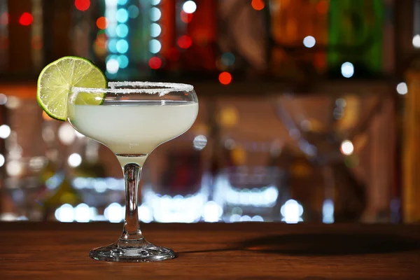 Glass of cocktail on the bar counter — Stock Photo, Image