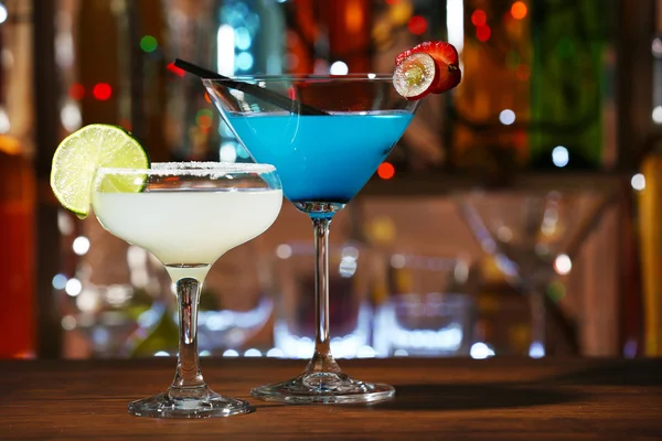 Glass of cocktail on the bar counter — Stock Photo, Image