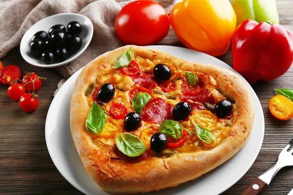 Kalp şeklinde pizza — Stok fotoğraf