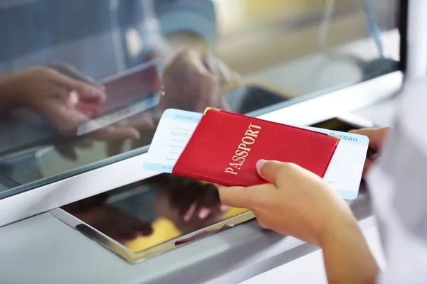 Mostradores de facturación del aeropuerto con pasajeros — Foto de Stock