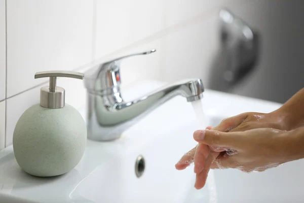 Lavaggio di mani con sapone — Foto Stock