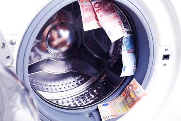 Geld in de wasmachine — Stockfoto